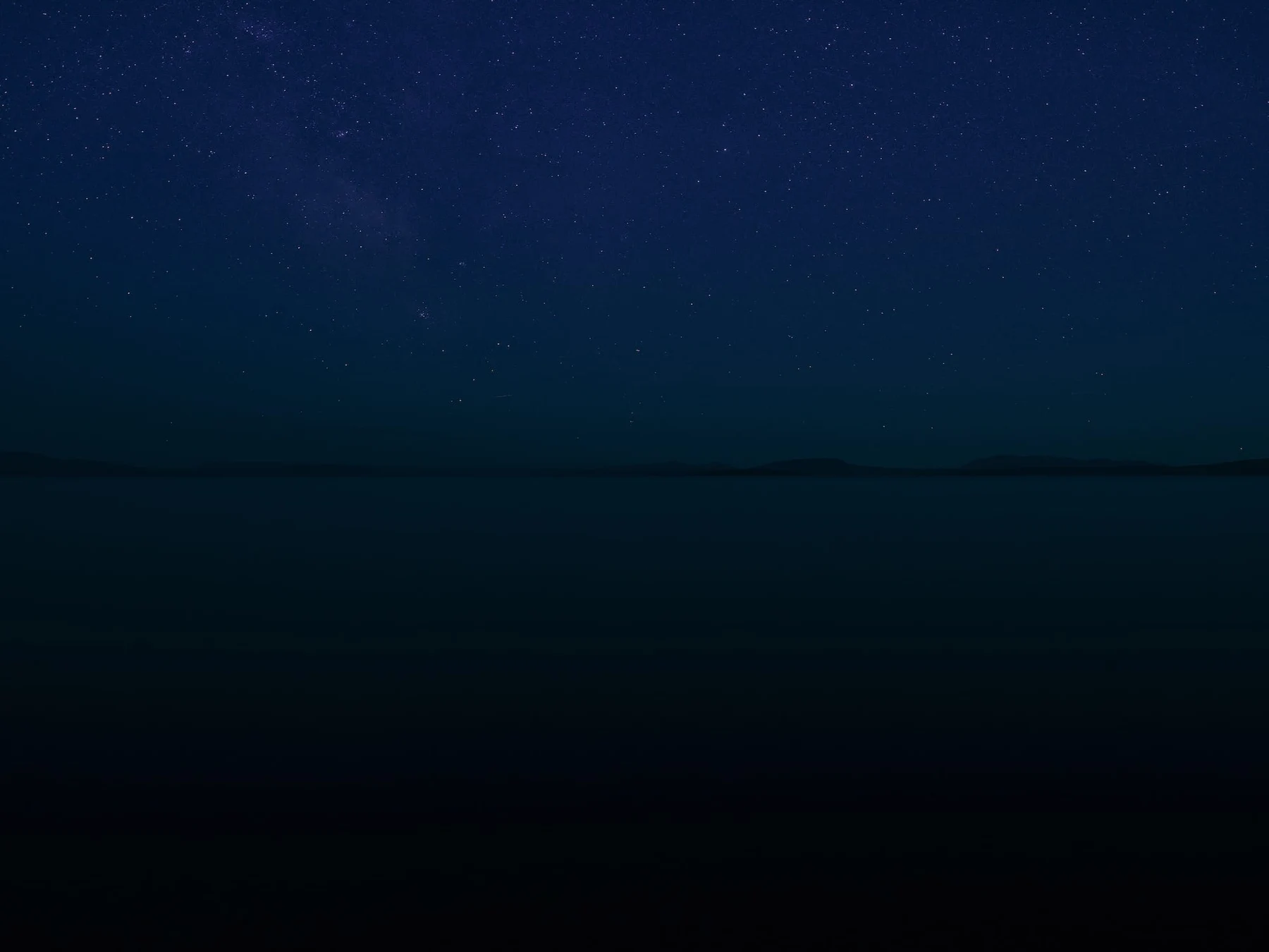 《Exhale》系列:夜空中的星点与近乎暗色的水面。
