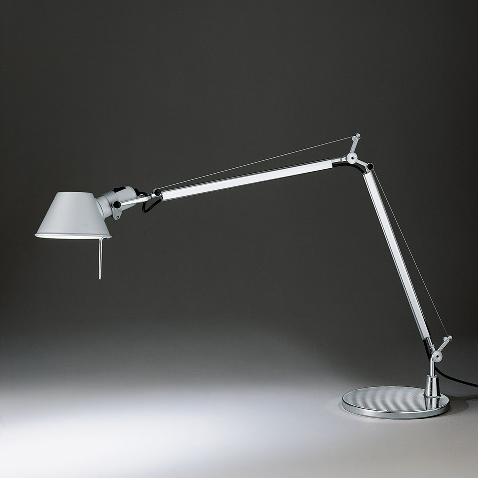 铝色 Tolomeo 标准台灯及圆形底座